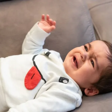 صورة لطفل رضيع يبكي