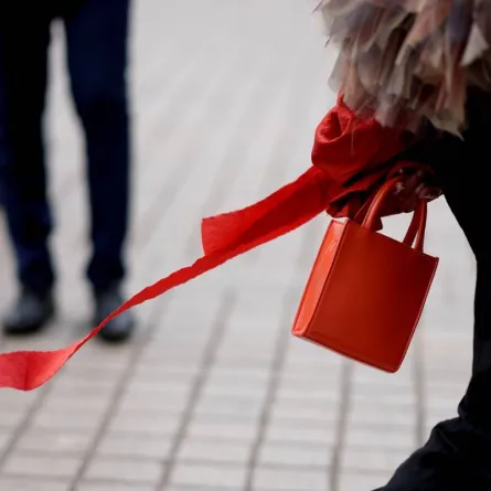 موديلات حقائب باللون الأحمر لصيف 2022