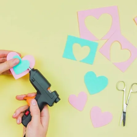 كيفية إزالة الصمغ والغراء عن جلد اليدين؟