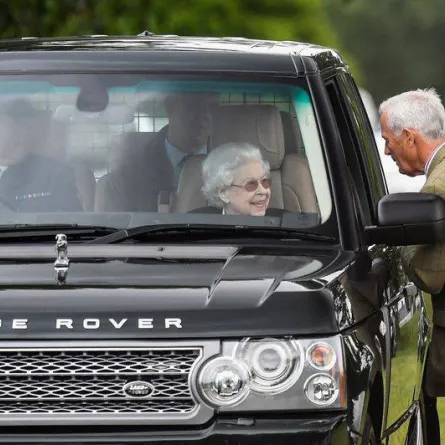 الملكة إليزابيث داخل سيارتها - الصورة من وكالة رويترز