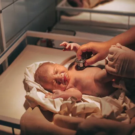 صورة لطفل مصاب بارتفاع ضعط الدم