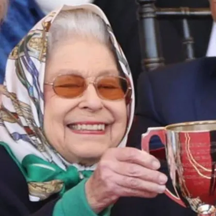 الملكة إليزابيث تتسلم الكأس- الصورة من حساب Europe Royals على إنستغرام