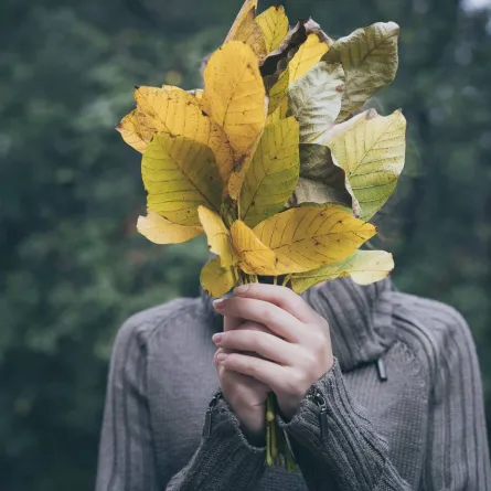 صورة تعبيرية عن خجل المراهق