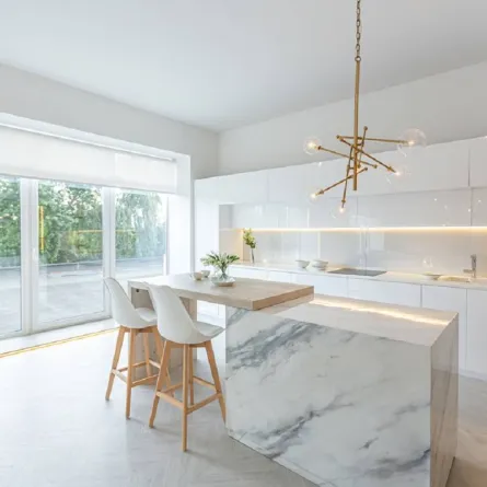 ديكورات مطابخ عصرية باللون الأبيض