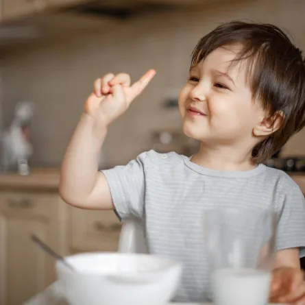 صورة لطفل يعبر عن رأيه في الأكل