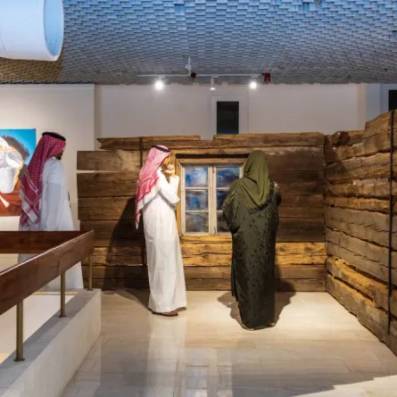 وتروي كل قطعة فنية معروضة في المعرض قصة مختلفة على حدة