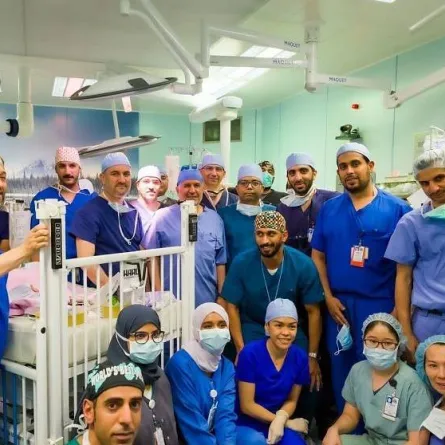 الفريق الطبي المشارك بالعملية. الصورة من "واس"