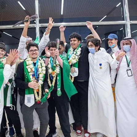 وصول الفريق الفائزة إلى أرض الوطن. الصورة من "واس"