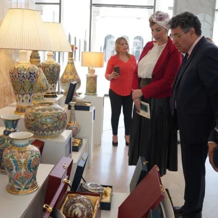وزيرة  الثقافة تزورمعرض للخزف الفني  في الجزائر