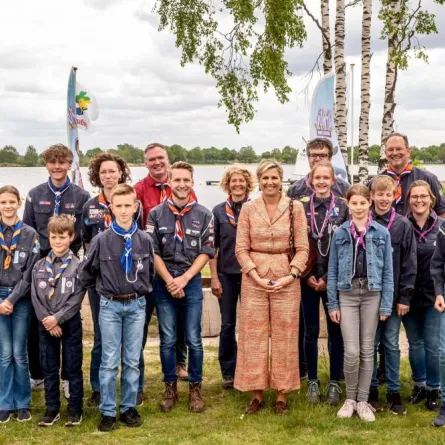 الملكة ماكسيما مع أعضاء الكشافة المائية Nederland- الصورة من صفحة البيت الملكي الهولندي على فيسبوك