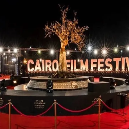 مهرجان القاهرة السينمائي الدولي - صورة من صفحة الفنان حسين فهمي على موقع "فيسبوك"