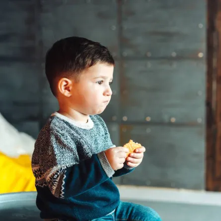 صورة طفل يأكل البسكويت المُحَلَّى