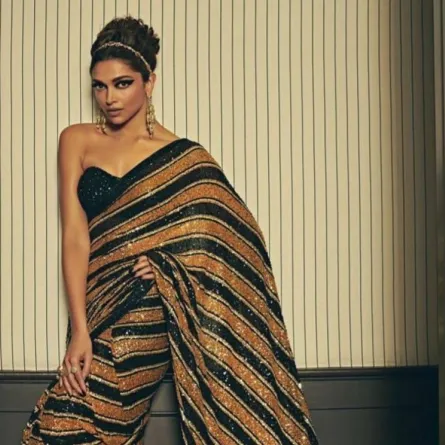 ديبيكا بادكون بالساري الأسود والذهبي- الصورة من قصص إنستغرام الخاص بها