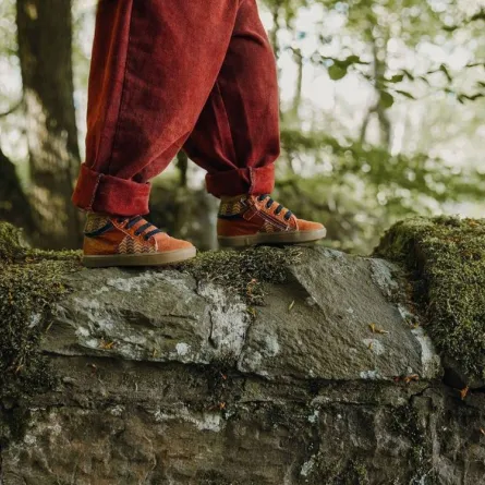 صورة لطفل يرتدي حذاء قابلا للتمدد