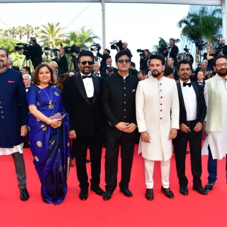 أنوراج ثاكور مع الوفد الهندي على السجادة الحمراء من افتتاح مهرجان كان- الصورة من حساب أنوراج ثاكور على تويتر