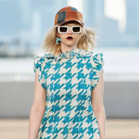 نظارات شمسية مستطيلة للفتاة الجذابة