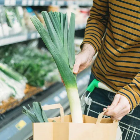 امرأة تشتري الكرات