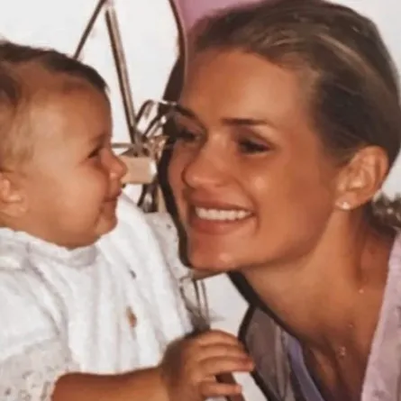 بيلا حديد مع والدتها - الصورة من حساب بيلا على انستغرام