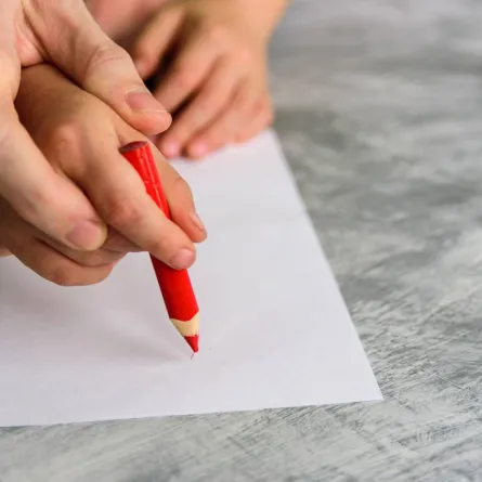 صورة لطفل يتعلم الأحرف