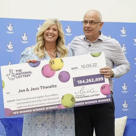 بريطانيان يفوزان بأكبر جائزة "يانصيب" 