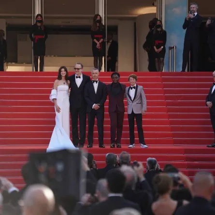 آن هاثاواي وفريق العمل - الصورة خاصة بسيدتي