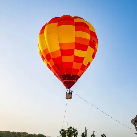 تجربة التحليق بالهواء الساخن في رأس الخيمة - الصورة من وام