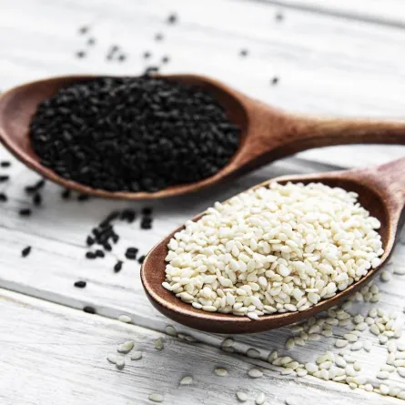 صورة لملعقة من بذورالسمسم