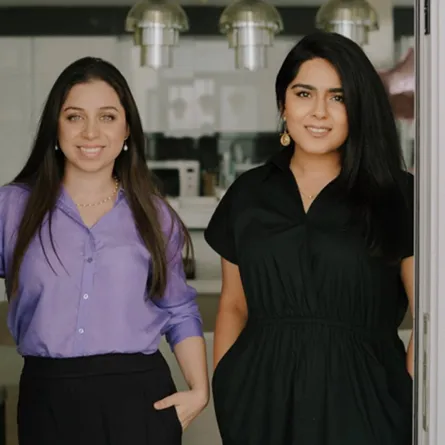 من اليمين، المصمّمتان شاكتي غوبتا ويانا بولانوفسكايا 