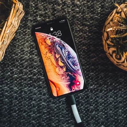 صورة لشحن هاتف آيفون