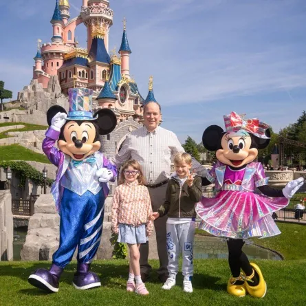 الأمير ألبرت مع توأميه في ديزني لاند- الصورة من موقع People