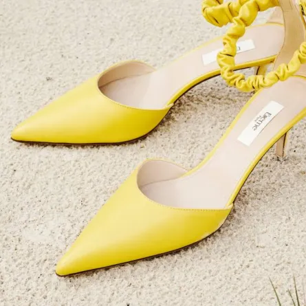 موديلات أحذية باللون الأصفر