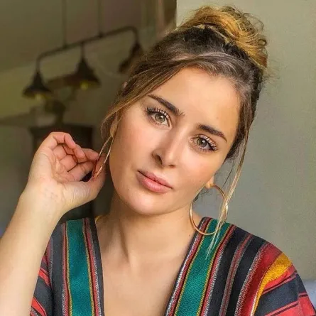 عائشة بن أحمد - صورة من صفحتها الرسمية على " انستغرام"