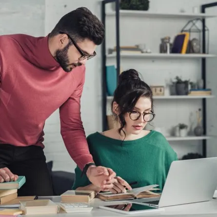 شخصيّات الزملاء مختلفة في مقر العمل، ما يستدعي التعرّف إلى أساسيّات التعامل معها