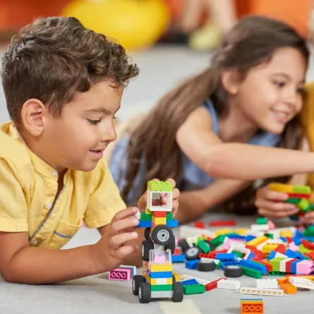 صورة لطفلين بالحضانة