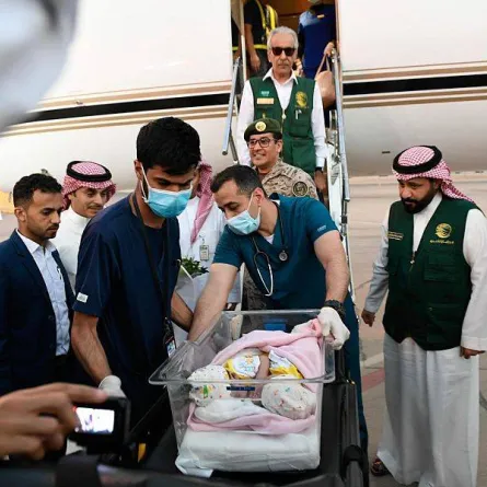 وصول التوأم السيامي اليمني مودة ورحمة للرياض - الصورة من واس