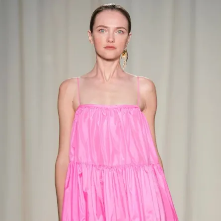 فساتين باللون الزهري الناعم