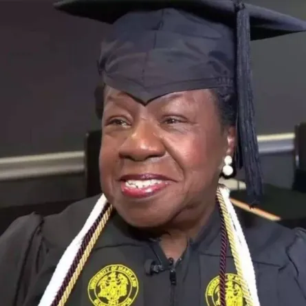 امرأة تتخرج من الجامعة