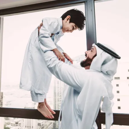 صورة لأب يحمل ابنه