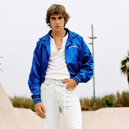 كيفية تنسيق السروال الأبيض للرجل