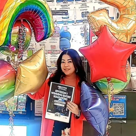 السيدة الفائزة بجائزة 40 مليون دولار -الصورة من صفحة «Sunshine Marketplace Lotto» على الفيسبوك