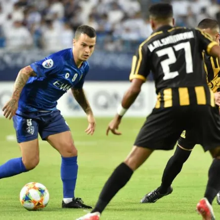 صورة اللاعب ميشيل دي أوليفيرا يراوغ لاعبي الاتحاد