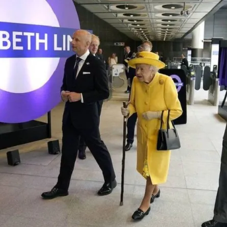 صورة الملكة إليزابيث في محطة القطار التي تحمل اسمها