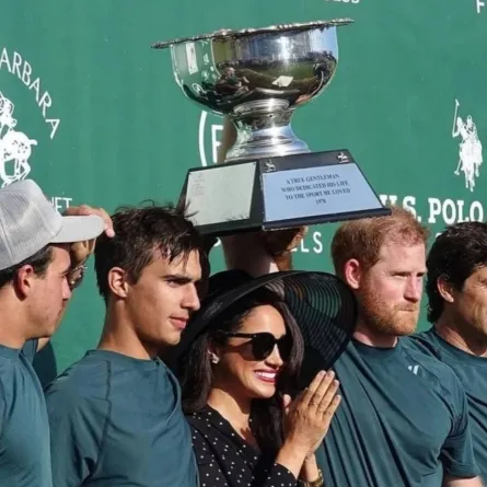 ميغان ماركل تسلم الكأس لفريق الأمير هاري- الصورة من حساب Europe Royals  على إنستغرام