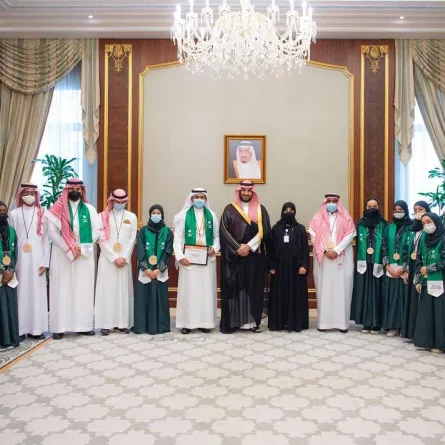  الطلبة الموهوبين والموهوبات الفائزين في معرض آيسف 2022 مع ولي العهد - الصورة من حساب موهبة بتويتر