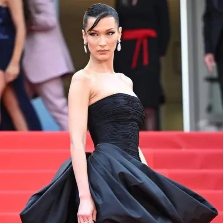 بيلا حديد- الصور من حساب Versace World على إنستغرام