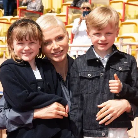 الأميرة شارلين تحتضن توأميها جاك وغابريلا- الصورة من حساب الأميرة شارلين على إنستغرام