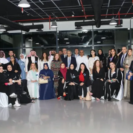 صورة جماعية للمشاركين في الديوانية الثانية للجنة سيدات الأعمال في الغرفة التجارية الأمريكية بجدة
