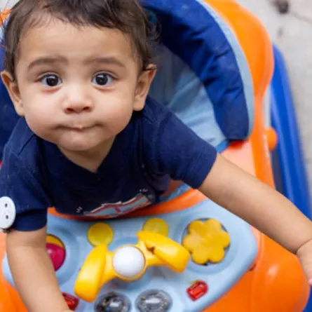 صورة لطفل في المشاية