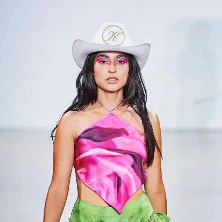 موديلات قبّعات بيضاء