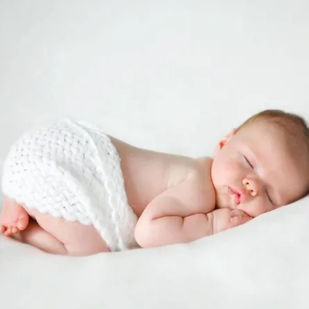 صورة لطفل رضيع نائم على بطنه